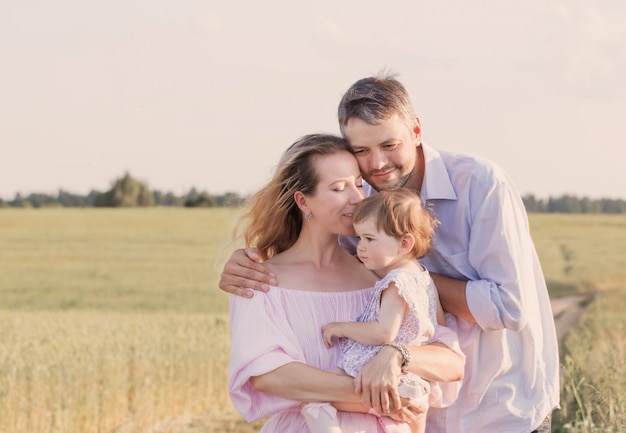 Gelukkige familie buiten