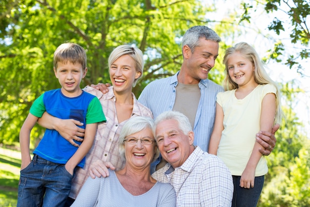 Gelukkige familie die aan de camera glimlacht