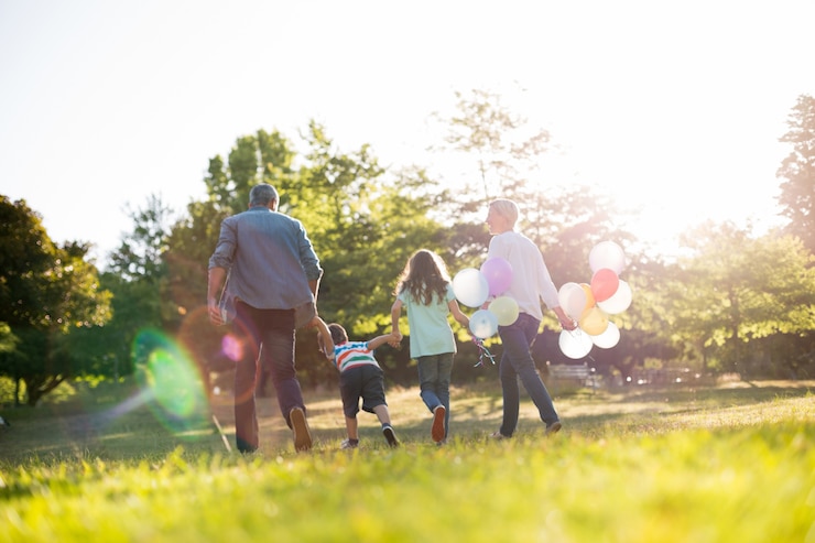 Foto gelukkige familie die bij het park loopt