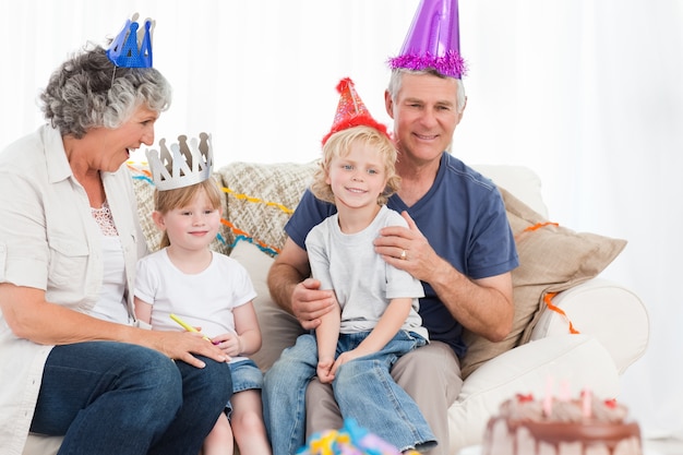 Gelukkige familie die de camera op een verjaardag bekijkt