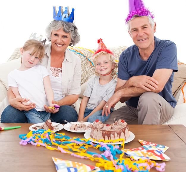 Foto gelukkige familie die de camera op een verjaardag bekijkt