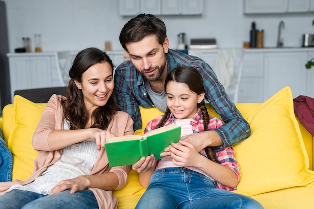 Gelukkige familie die een boek leest