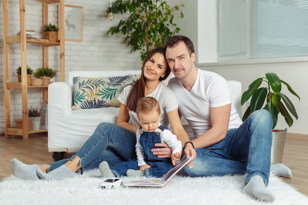 Gelukkige familie die een boek samen leest