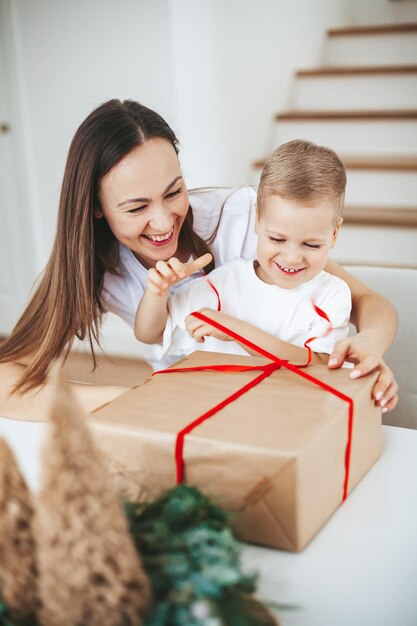 Gelukkige familie die een kerstcadeau inpakt