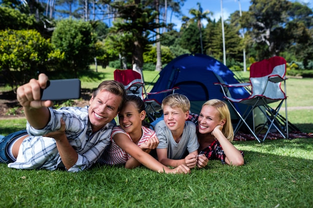 Gelukkige familie die een selfie in het park neemt