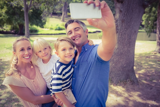 Gelukkige familie die een selfie in het park nemen