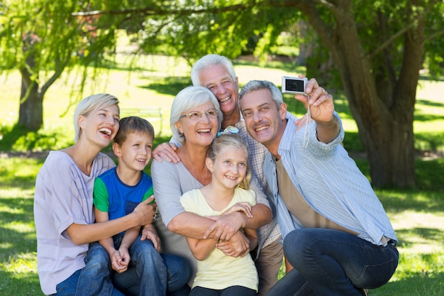 Gelukkige familie die een selfie nemen