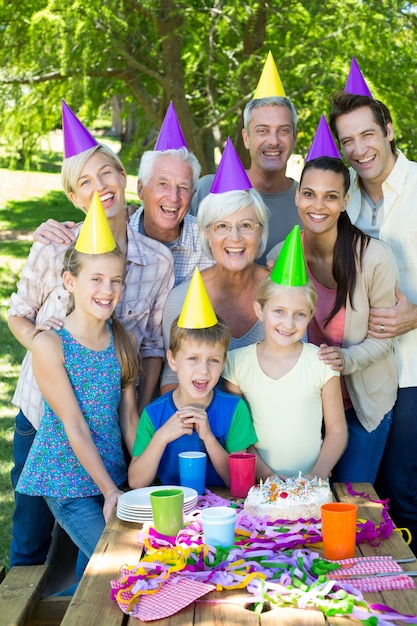 Gelukkige familie die een verjaardag viert