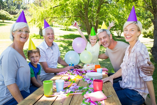 Foto gelukkige familie die een verjaardag viert