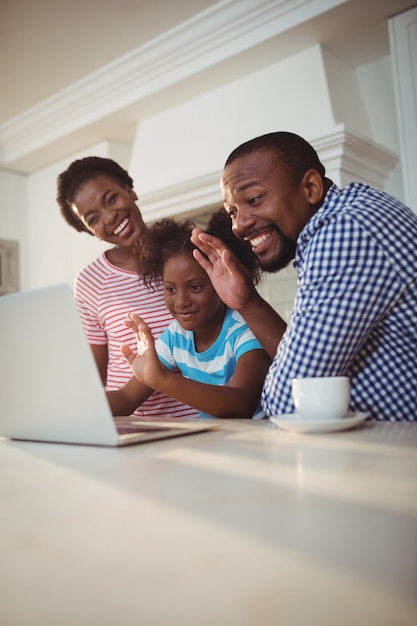 Gelukkige familie die een videogesprek op laptop hebben