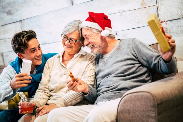 Gelukkige familie die geschenken geeft en plezier deelt en samen lacht tijdens de kerstviering thuis at