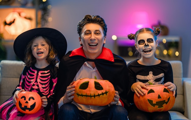 Gelukkige familie die Halloween viert