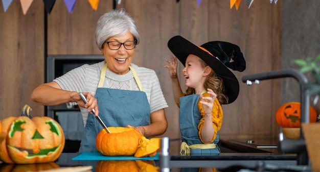 Gelukkige familie die Halloween viert