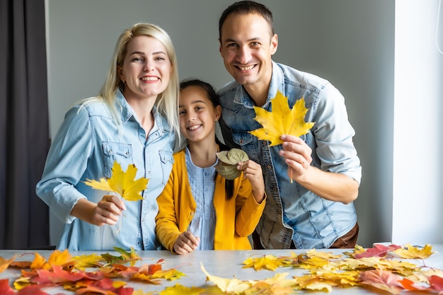 Gelukkige familie die herfstdecor doet. Herfst sfeer