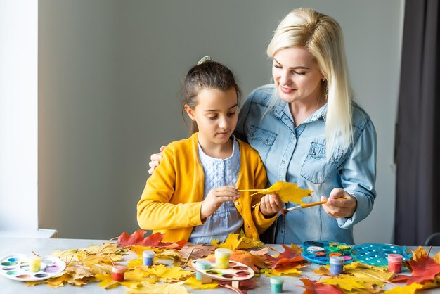 Gelukkige familie die herfstdecor doet. Herfst sfeer