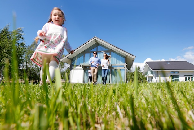 Gelukkige familie die het huis uit rent