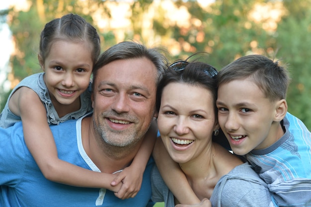 Gelukkige familie die in een zomerpark rust