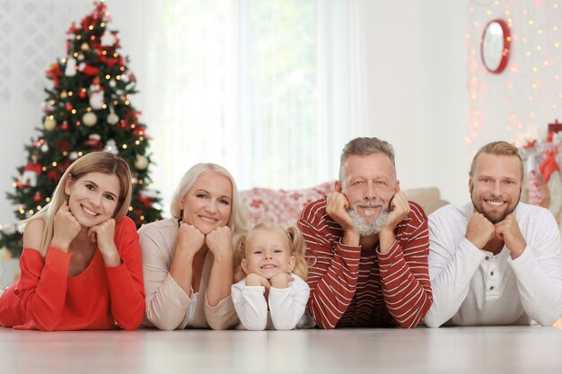 Gelukkige familie die Kerstmis thuis viert