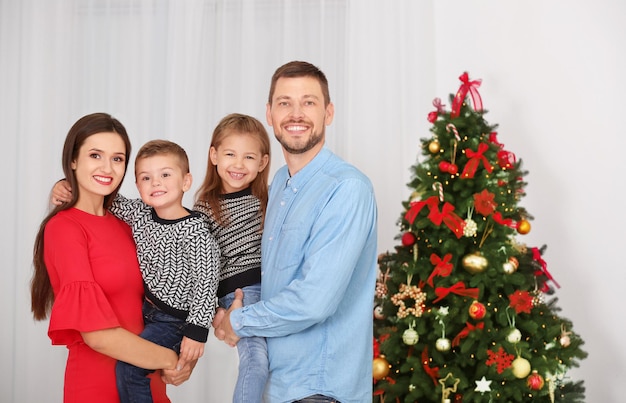 Gelukkige familie die Kerstmis thuis viert