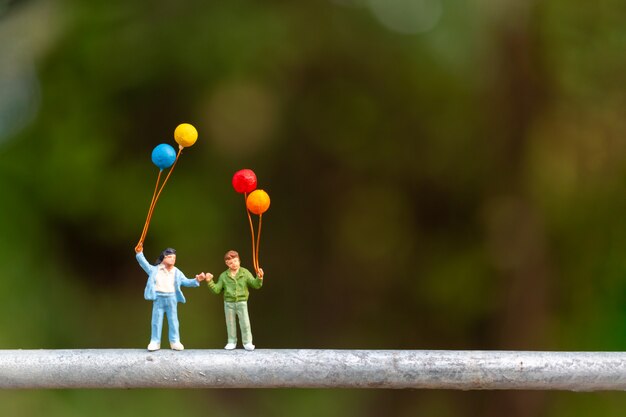 Gelukkige familie die kleurrijke ballons houdt