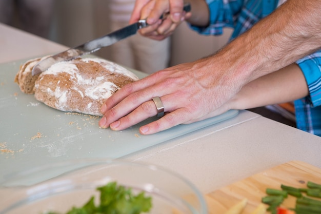 Gelukkige familie die lunch samen voorbereiden