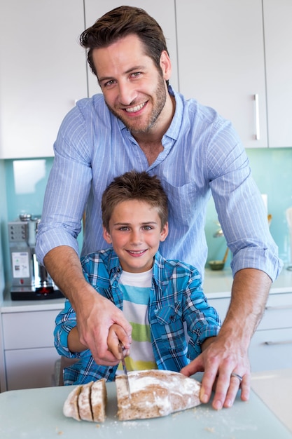 Gelukkige familie die lunch samen voorbereiden