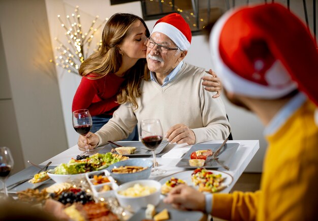 Gelukkige familie die nieuwjaar viert bij de tafel thuis