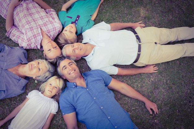 Foto gelukkige familie die omhoog de camera kijkt