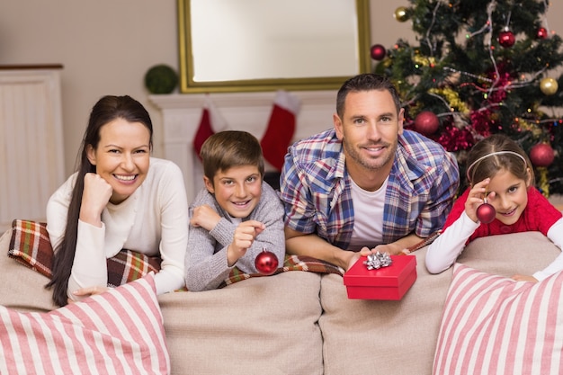 Gelukkige familie die op de laag leunt