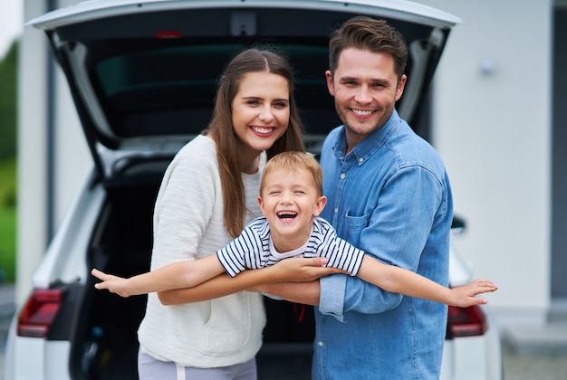 Gelukkige familie die op reis gaat met de auto