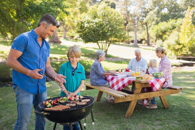 Gelukkige familie die picknick in het park heeft