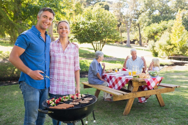 Gelukkige familie die picknick in het park heeft