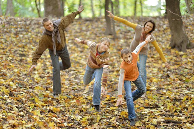 Gelukkige familie die plezier heeft in het herfstbos