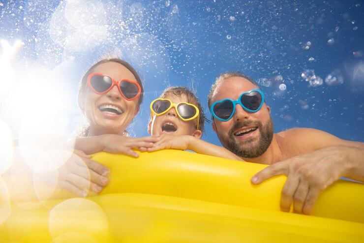 Foto gelukkige familie die plezier heeft op zomervakantie mensen die in het zwembad springen tegen de blauwe hemelachtergrond actief vakantieconcept voorjaarsvakantie