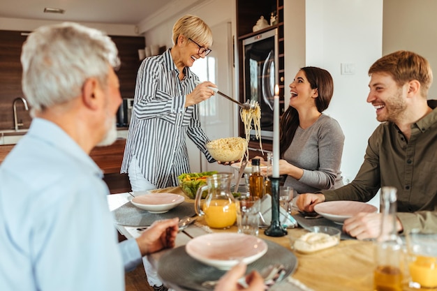 Gelukkige familie die samen binnen luncht