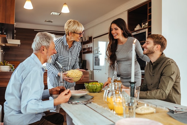 Gelukkige familie die samen binnen luncht