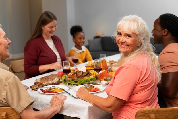 Foto gelukkige familie die samen een leuk thanksgiving-diner heeft