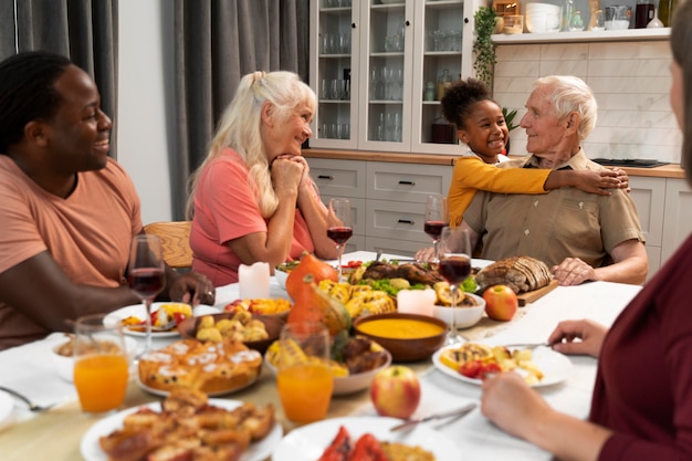 Foto gelukkige familie die samen een leuk thanksgiving-diner heeft