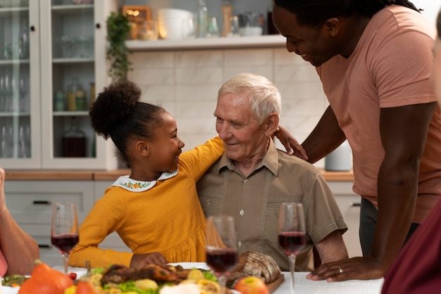 Foto gelukkige familie die samen een leuk thanksgiving-diner heeft