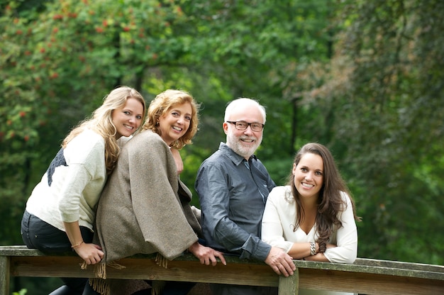 Gelukkige familie die samen in het bos glimlachen