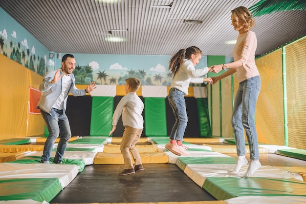 gelukkige familie die samen speelt en springt in het uitgaanscentrum