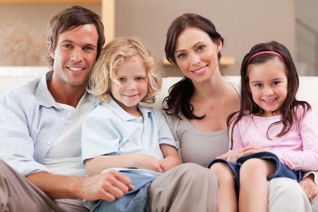 Gelukkige familie die samen televisie kijkt