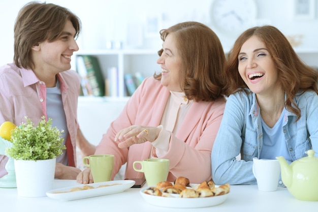 Gelukkige familie die samen thee drinkt