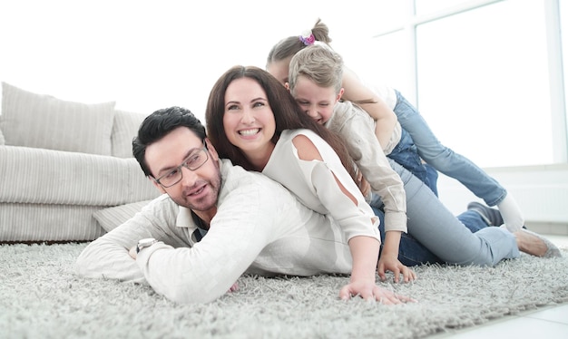 Gelukkige familie die thuis tijd samen doorbrengt foto met kopieerruimte