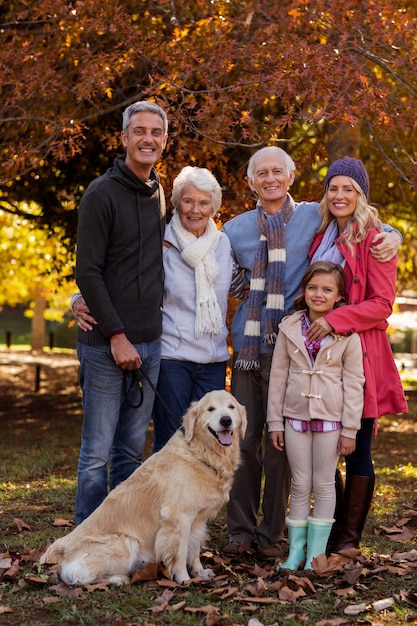 Gelukkige familie die zich met hond bij park bevindt