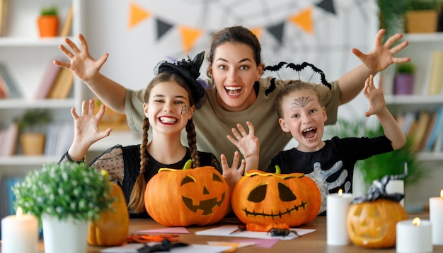 Gelukkige familie die zich voorbereidt op Halloween