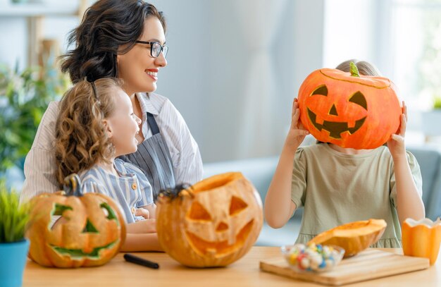 Gelukkige familie die zich voorbereidt op halloween