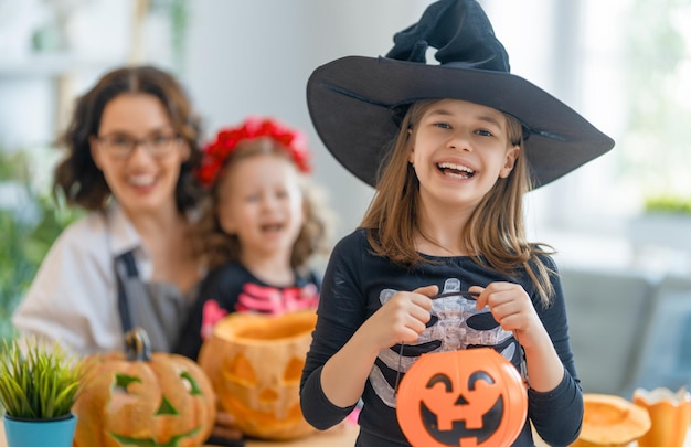 Gelukkige familie die zich voorbereidt op Halloween