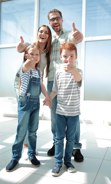 Gelukkige familie duimen opdagen foto met kopie ruimte