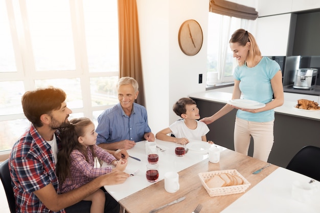 Gelukkige familie eet heerlijk eten. Familie diner.